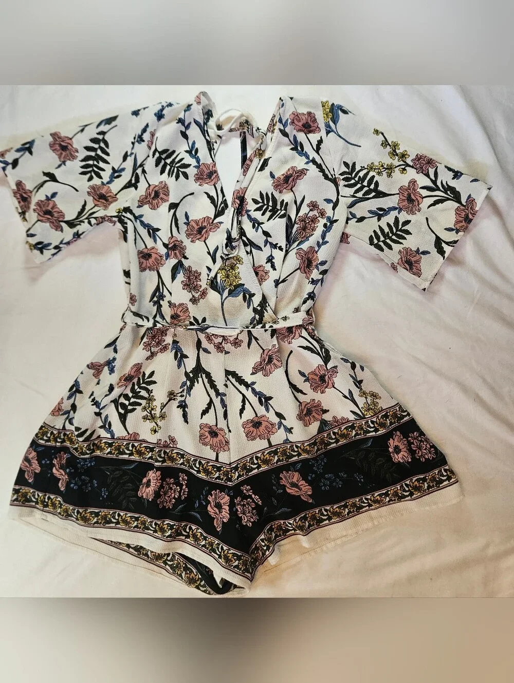 Trixxi Juniors Ivory And Fliral Short Sleeve V-neck Short Romper Size Small - Picture 1 of 16
